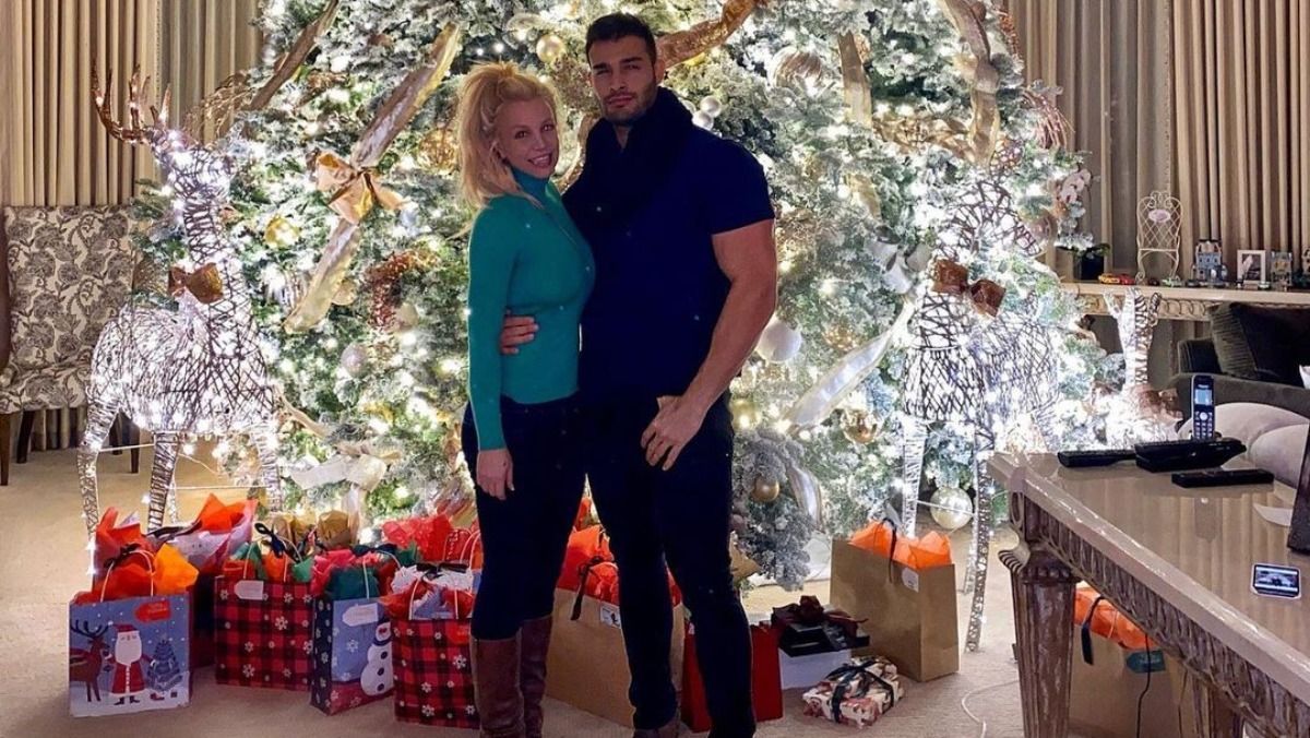 Бритни Спирс украсила елку: яркое видео звезды в красном платье и леопардовом костюме Бритни Спирс украсила елку: яркое видео звезды в красном платье и леопардовом костюме