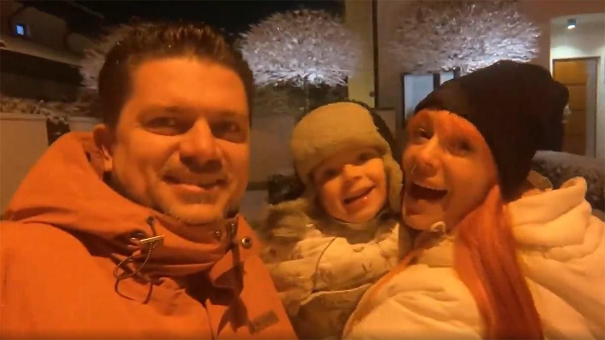 Светлана Тарабарова показала, как радовалась первому снегу с мужем и детьми: милое видео