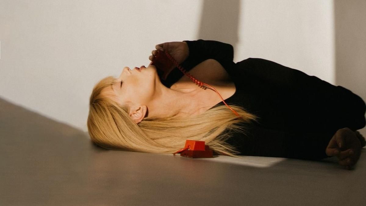 Тина Кароль выпустила пикантный клип на песню "Поцелуй на фарт"