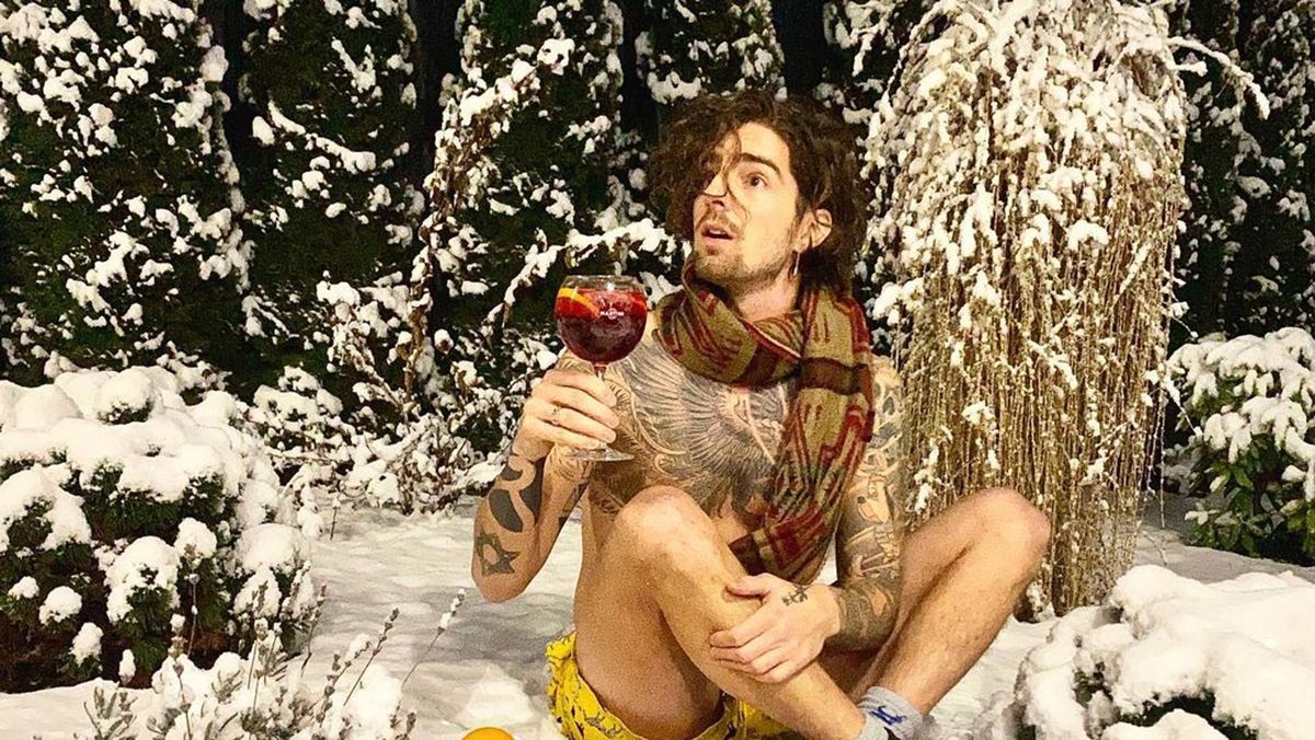 Владимир Дантес в одних шортах вышел на первый снег: курьезная реакция сети Владимир Дантес в одних шортах вышел на первый снег: курьезная реакция сети