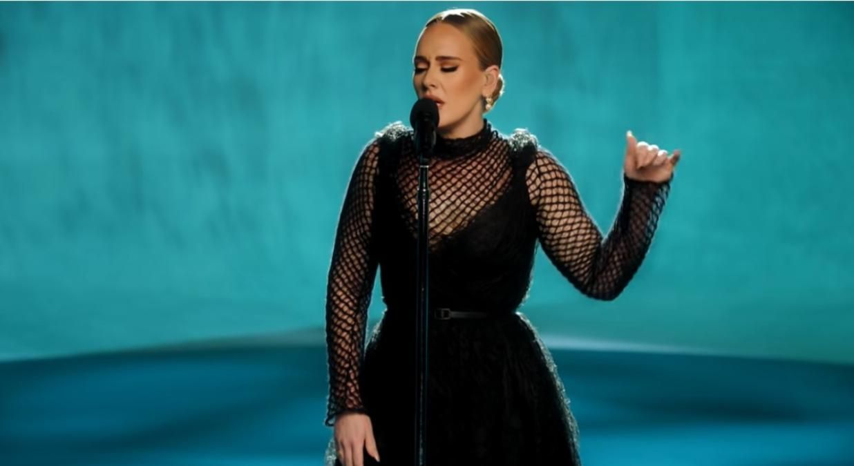 Гардероб от кутюр: Адель вышла на сцену в роскошном платье Christian Dior Гардероб от кутюр: Адель вышла на сцену в роскошном платье Christian Dior