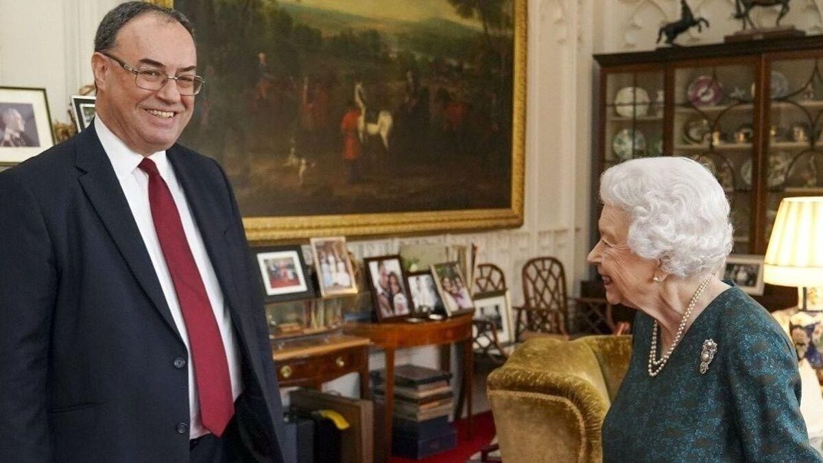 Елизавета II провела очередную рабочую встречу: фото королевы в темном платье Елизавета II провела очередную рабочую встречу: фото королевы в темном платье