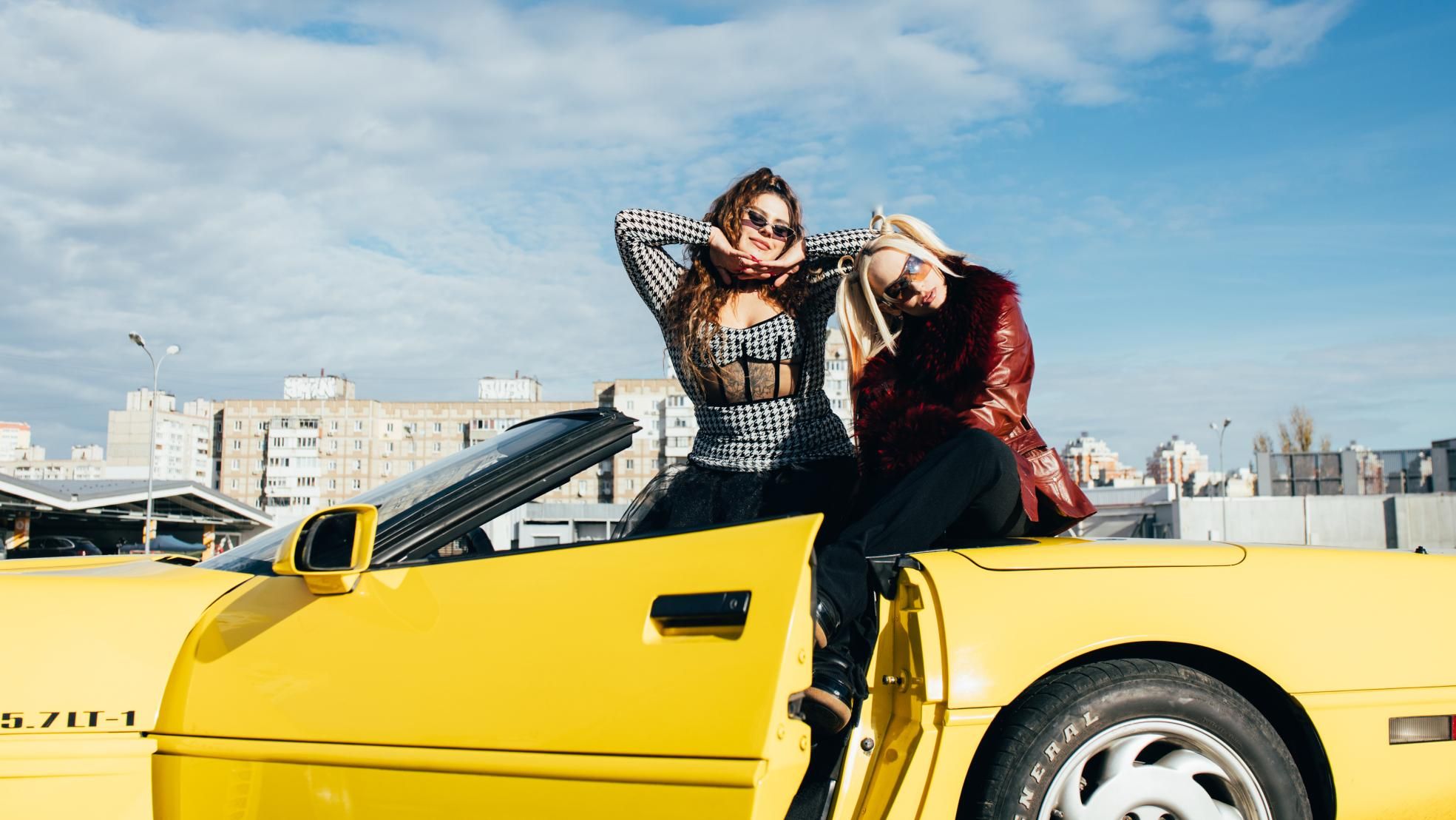 Помста для колишніх: ROXOLANA і KAZKA влаштували дебош у новому кліпі "Не своя" - Україна новини - Showbiz Помста для колишніх: ROXOLANA і KAZKA влаштували дебош у новому кліпі "Не своя" - Україна новини - Showbiz