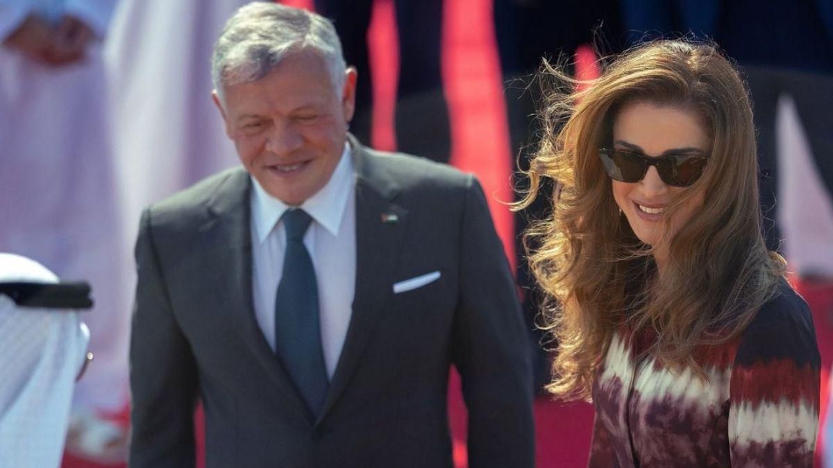 Королева Ранія вийшла в світ у вишуканій сукні з принтом тай-дай - Showbiz Королева Ранія вийшла в світ у вишуканій сукні з принтом тай-дай - Showbiz