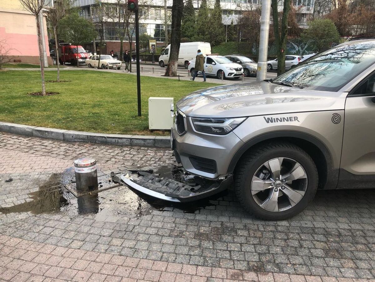 Режиссер Любомир Левицкий попал в ДТП из-за неисправного болларда - Новости шоу бизнеса - Showbiz Режиссер Любомир Левицкий попал в ДТП из-за неисправного болларда - Новости шоу бизнеса - Showbiz