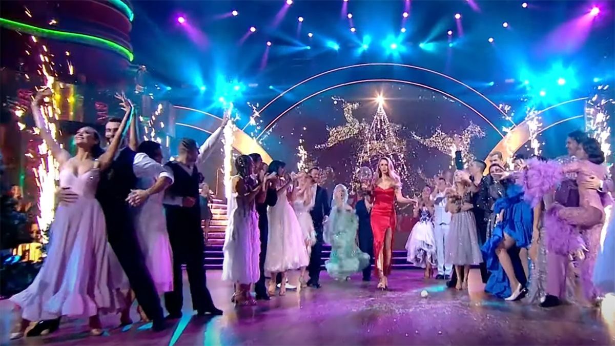 Все участники "Танцев со звездами" вернулись на паркет с рождественской постановкой: видео Все участники "Танцев со звездами" вернулись на паркет с рождественской постановкой: видео
