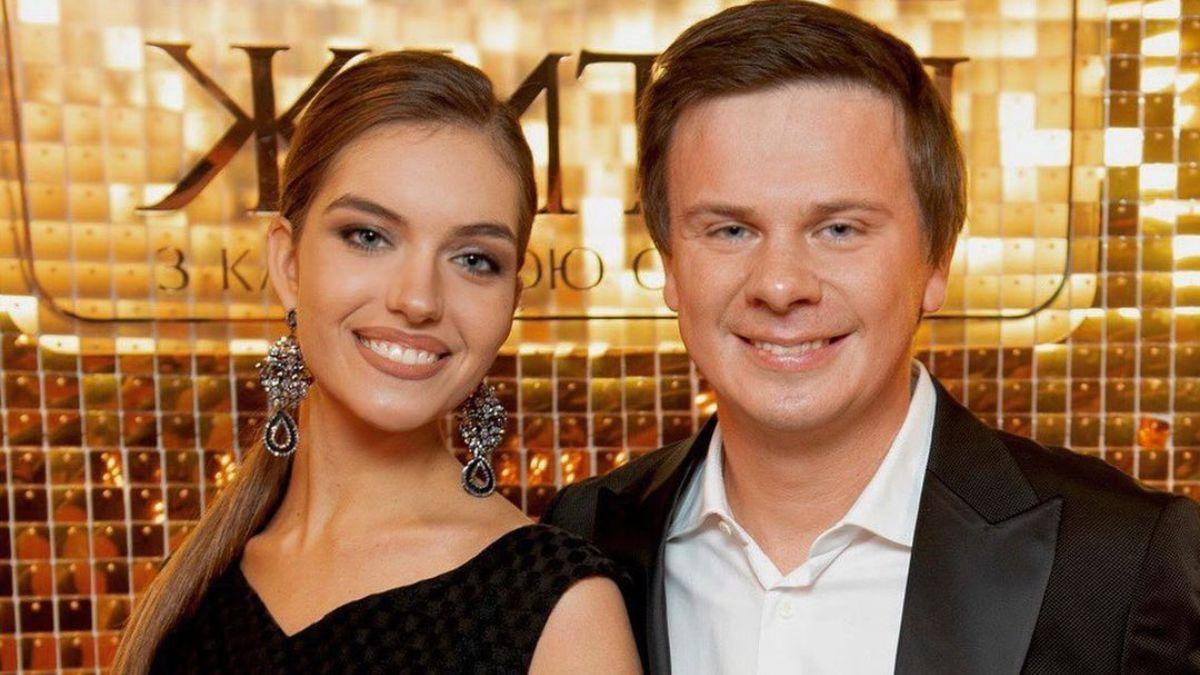 Дмитро Комаров в смокінгу, а дружина – в вечірній сукні: рідкісне фото подружжя - Новини шоу-бізнесу - Showbiz Дмитро Комаров в смокінгу, а дружина – в вечірній сукні: рідкісне фото подружжя - Новини шоу-бізнесу - Showbiz