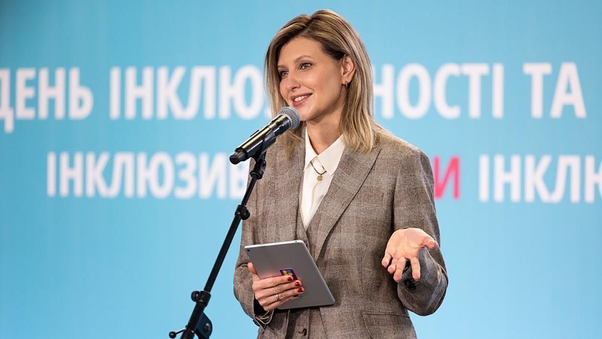 Олена Зеленська з усмішкою і в картатому костюмі прийшла на робочу зустріч - Showbiz Олена Зеленська з усмішкою і в картатому костюмі прийшла на робочу зустріч - Showbiz