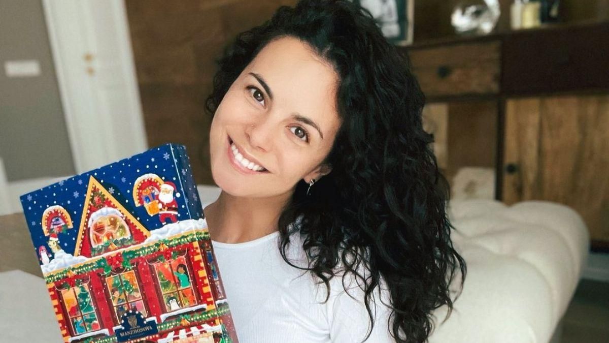 Настя Каменских поделилась атмосферным фото: домашний образ звезды Настя Каменских поделилась атмосферным фото: домашний образ звезды