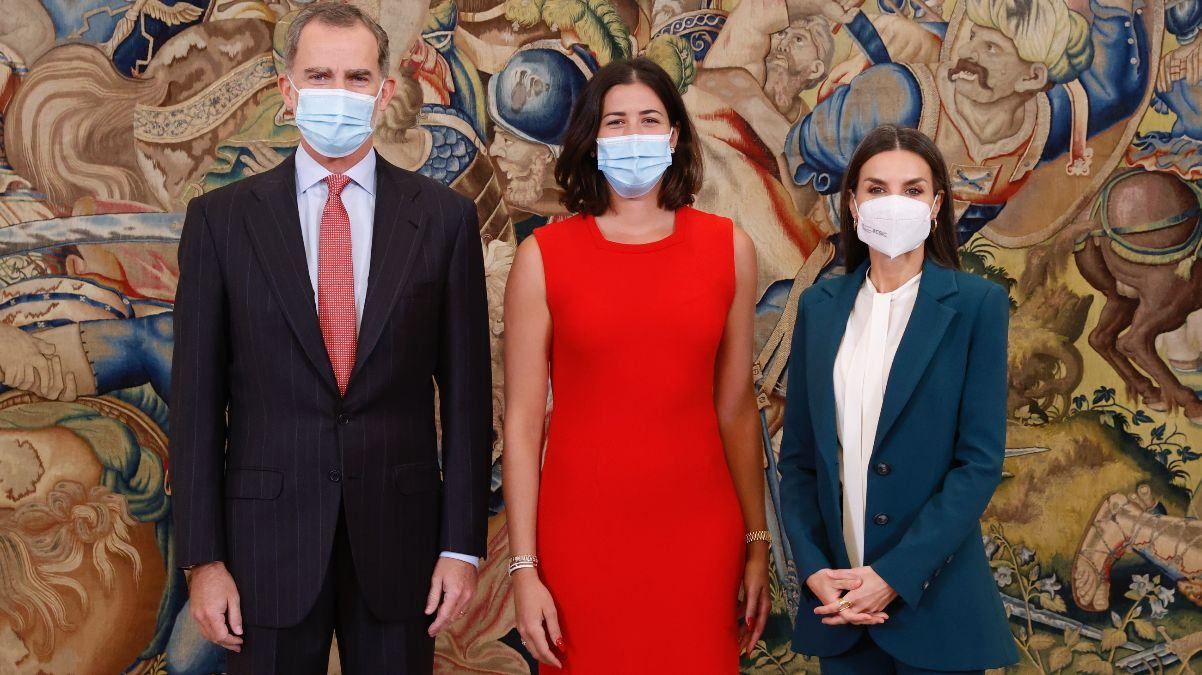 В изумрудном костюме: королева Летиция покорила элегантным образом В изумрудном костюме: королева Летиция покорила элегантным образом