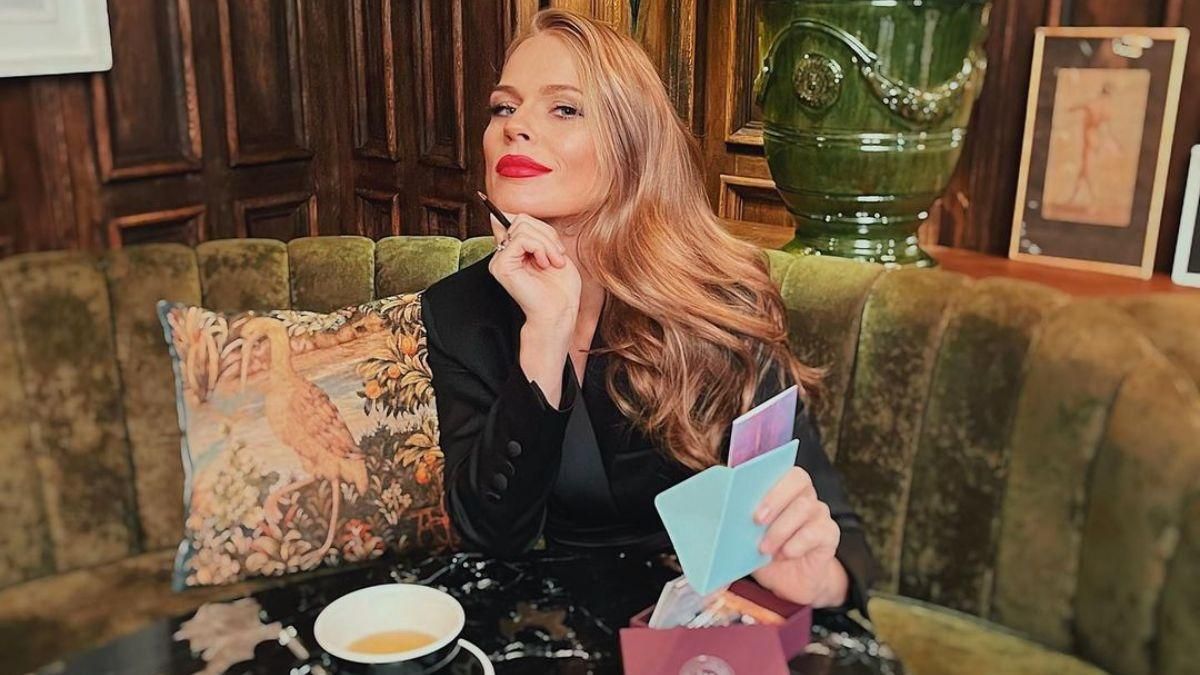 Ольга Фреймут ошеломила изысканным образом: фото в черном наряде и с красной помадой Ольга Фреймут ошеломила изысканным образом: фото в черном наряде и с красной помадой