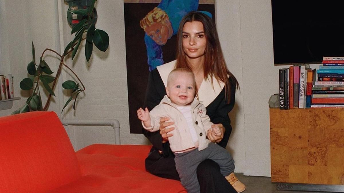 Емілі Ратажковскі знялась для глянцю з 8-місячним сином: милі кадри з усміхненим малюком - Новини шоу-бізнесу - Showbiz Емілі Ратажковскі знялась для глянцю з 8-місячним сином: милі кадри з усміхненим малюком - Новини шоу-бізнесу - Showbiz