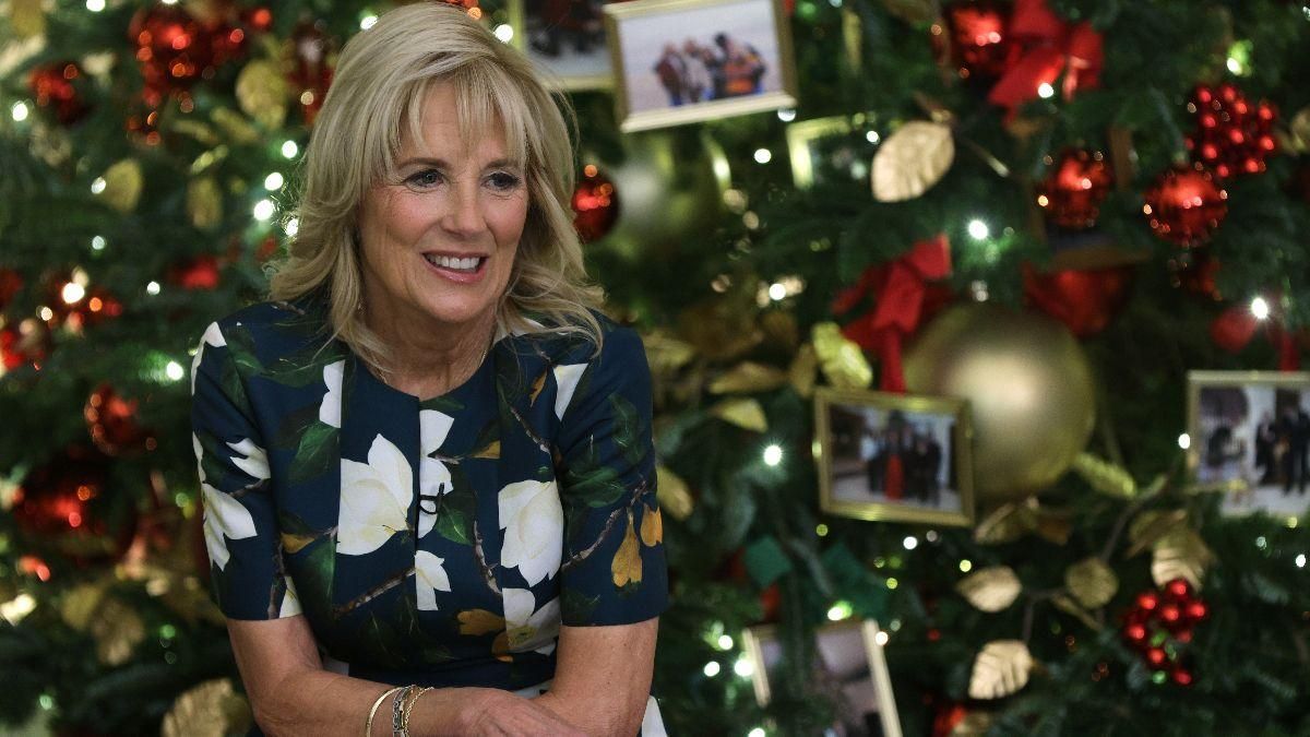 У темно-синій сукні: Джилл Байден перед Різдвом прочитала книжку для дітей - Showbiz У темно-синій сукні: Джилл Байден перед Різдвом прочитала книжку для дітей - Showbiz