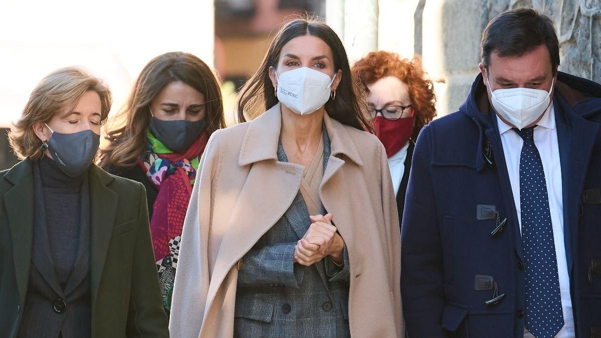 Королева Летиция вышла в свет в клетчатом костюме: фото стильного образа Королева Летиция вышла в свет в клетчатом костюме: фото стильного образа