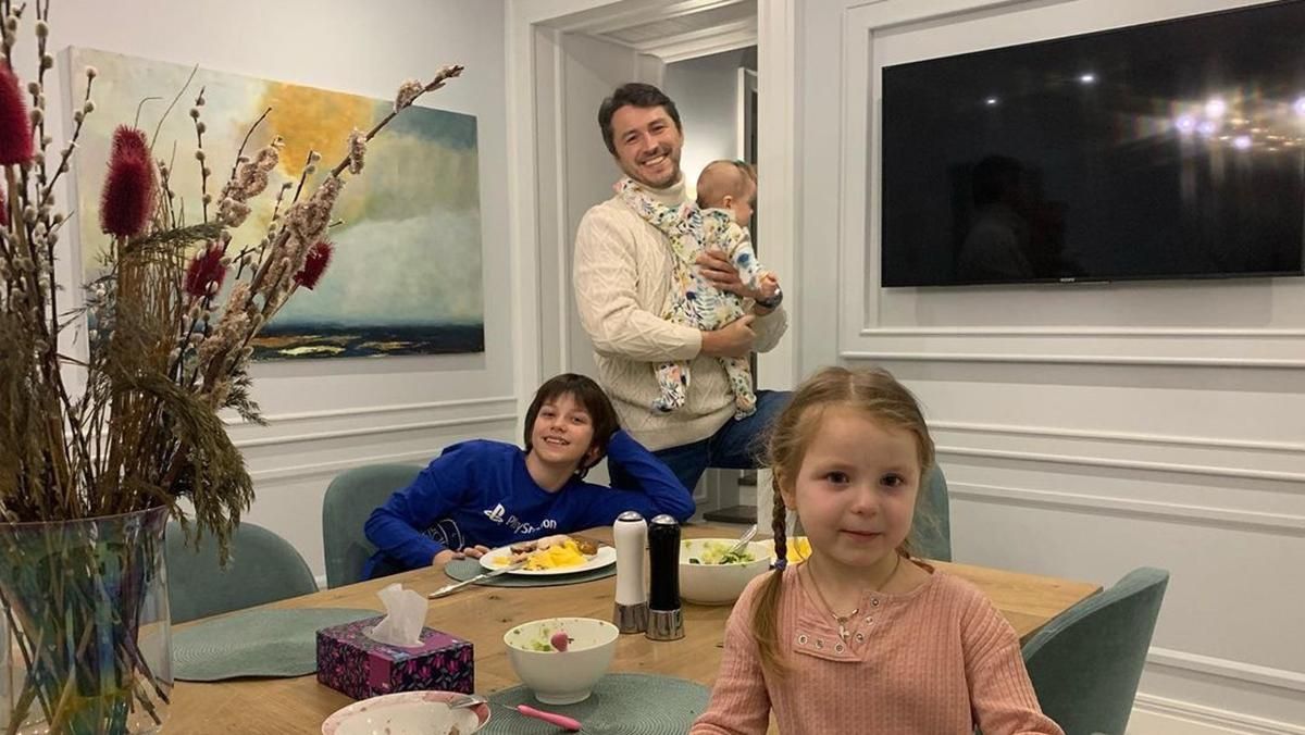 "Крутое семейство": Сергей Притула показал, как трое детей встречают его с работы