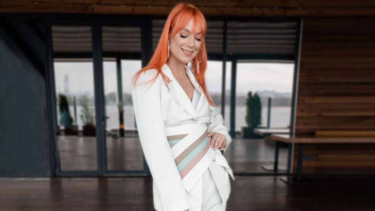 У білому костюмі: Світлана Тарабарова зачарувала ніжним образом - Showbiz У білому костюмі: Світлана Тарабарова зачарувала ніжним образом - Showbiz