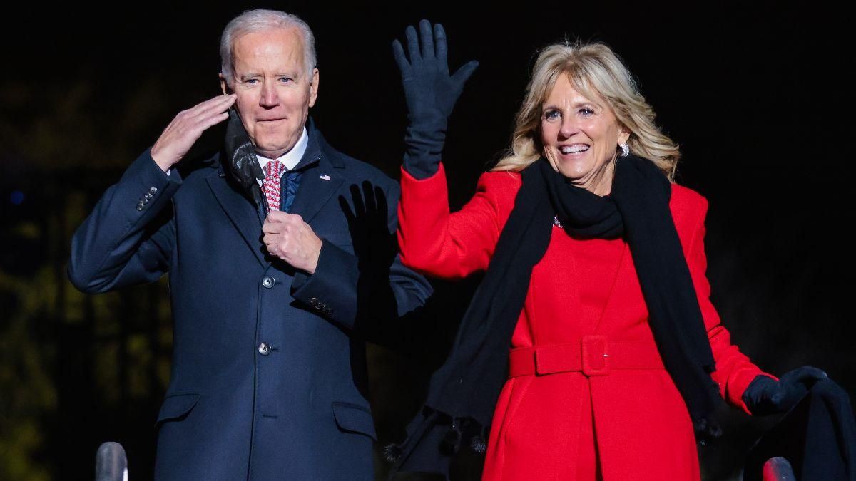 Джилл Байден в красном пальто возле елки: фото с мужем Джилл Байден в красном пальто возле елки: фото с мужем