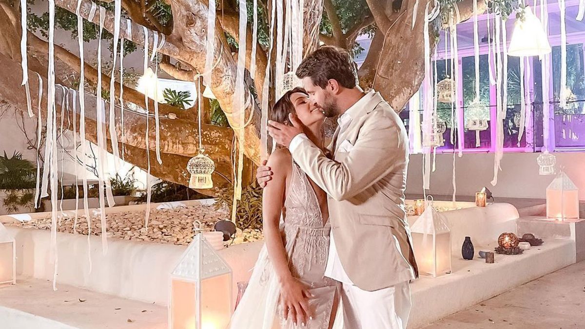 "Холостячка" Злата Огнєвіч одягла на фінал весільну сукню з надглибоким декольте - Showbiz "Холостячка" Злата Огнєвіч одягла на фінал весільну сукню з надглибоким декольте - Showbiz