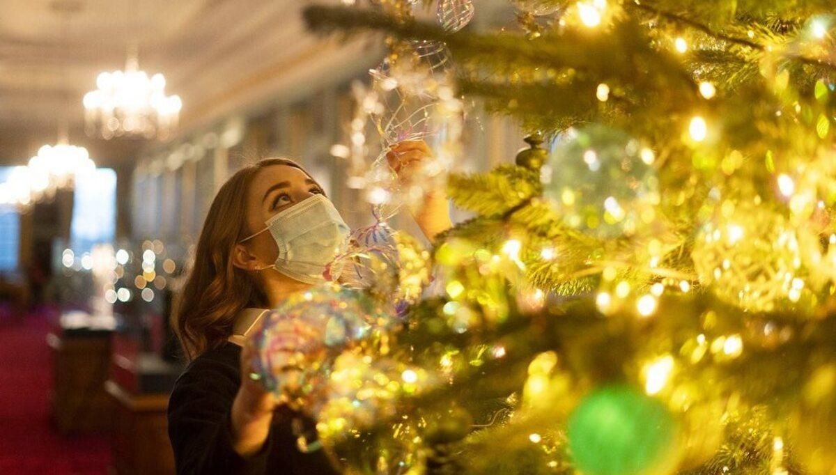 Сияет праздничными огнями: еще одну резиденцию Елизаветы II украсили к Рождеству Сияет праздничными огнями: еще одну резиденцию Елизаветы II украсили к Рождеству