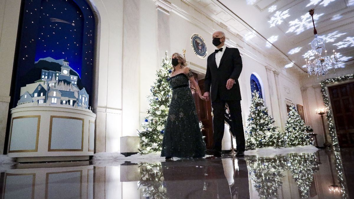 У смарагдовій сукні: Джилл Байден приголомшила спільним виходом з чоловіком - Showbiz У смарагдовій сукні: Джилл Байден приголомшила спільним виходом з чоловіком - Showbiz