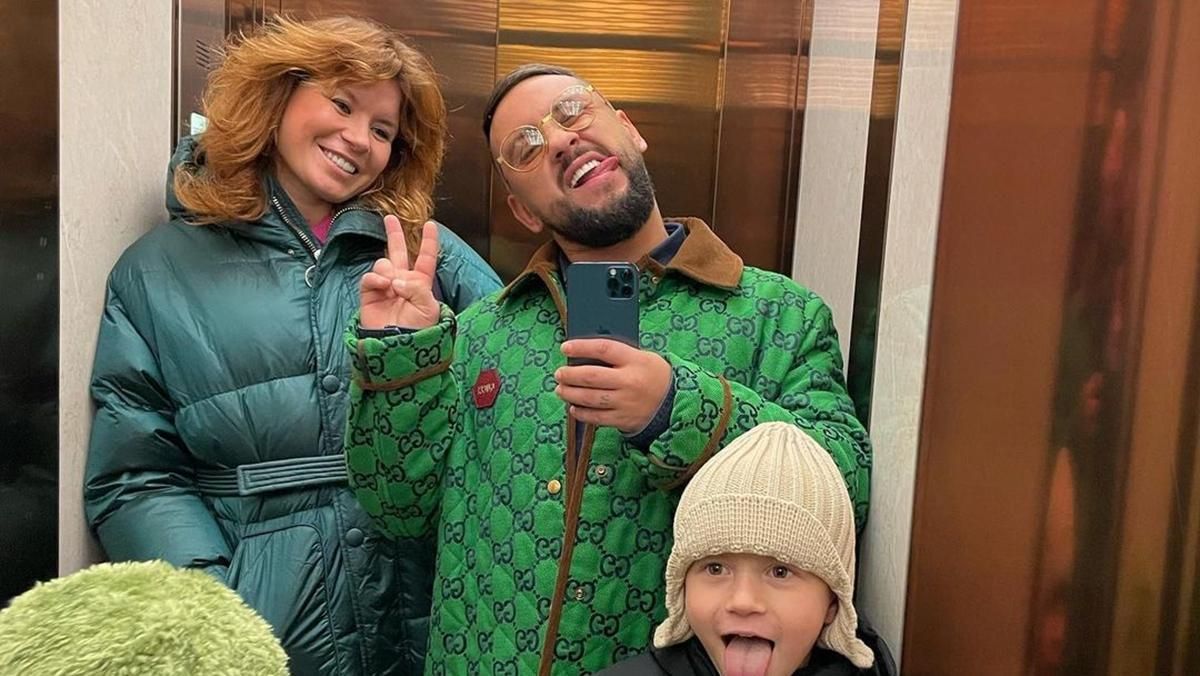 Монатик опубликовал забавный кадр с женой и сыновьями: фото, за которое его завалили лайками Монатик опубликовал забавный кадр с женой и сыновьями: фото, за которое его завалили лайками