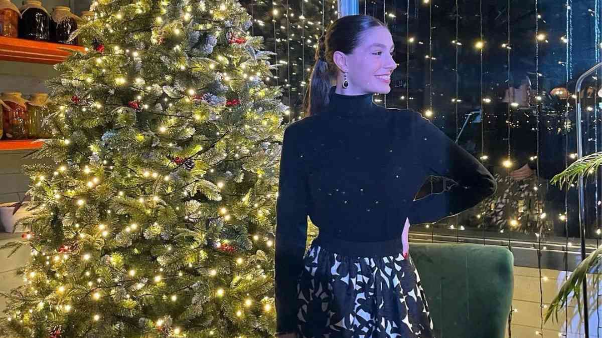 Новорічний настрій: кохана Іраклі Макацарія позувала біля ялинки - Showbiz