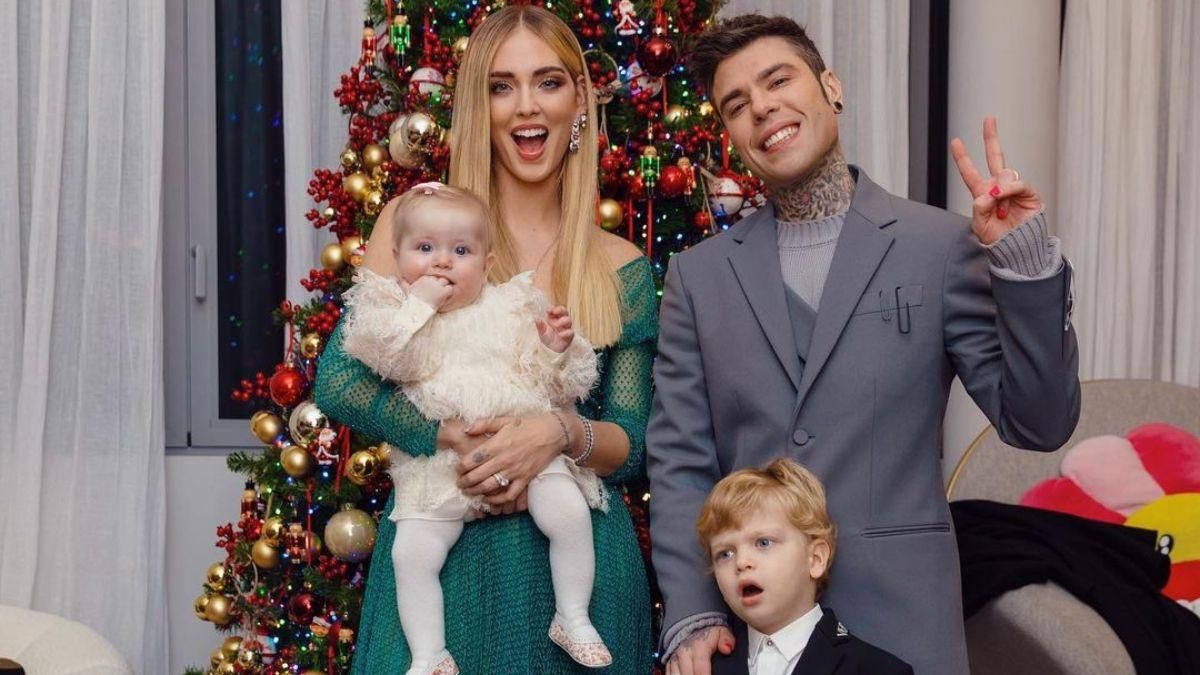 К'яра Ферраньї влаштувала сімейну фотосесію біля ялинки: який образ обрала блогерка - Showbiz К'яра Ферраньї влаштувала сімейну фотосесію біля ялинки: який образ обрала блогерка - Showbiz