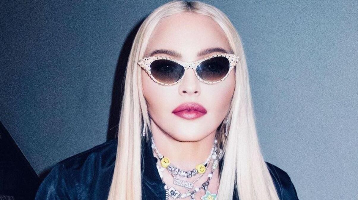 В костюмах эльфов: Мадонна показала, как украсила елку с бойфрендом и детьми В костюмах эльфов: Мадонна показала, как украсила елку с бойфрендом и детьми