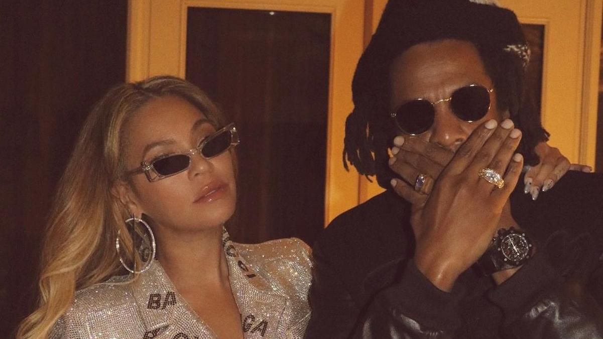 Бейонсе в блестящем жакете Gucci, а Jay Z в total black: эффектный выход супругов