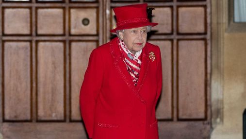 У червоній сукні: королева Єлизавета II дала аудієнцію у вишуканому образі