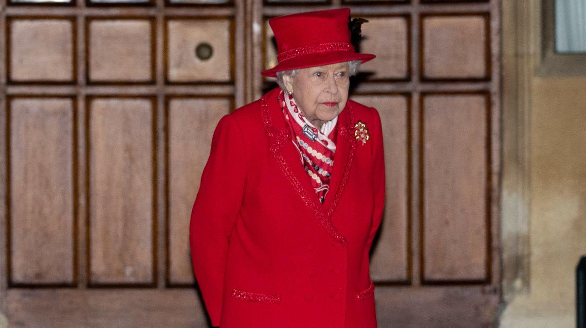 В красном платье: королева Елизавета II дала аудиенцию в изысканном образе - Showbiz