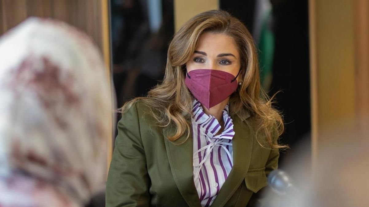 Королева Ранія поєднала армійський жакет з елегантними туфлями на підборах - Showbiz Королева Ранія поєднала армійський жакет з елегантними туфлями на підборах - Showbiz