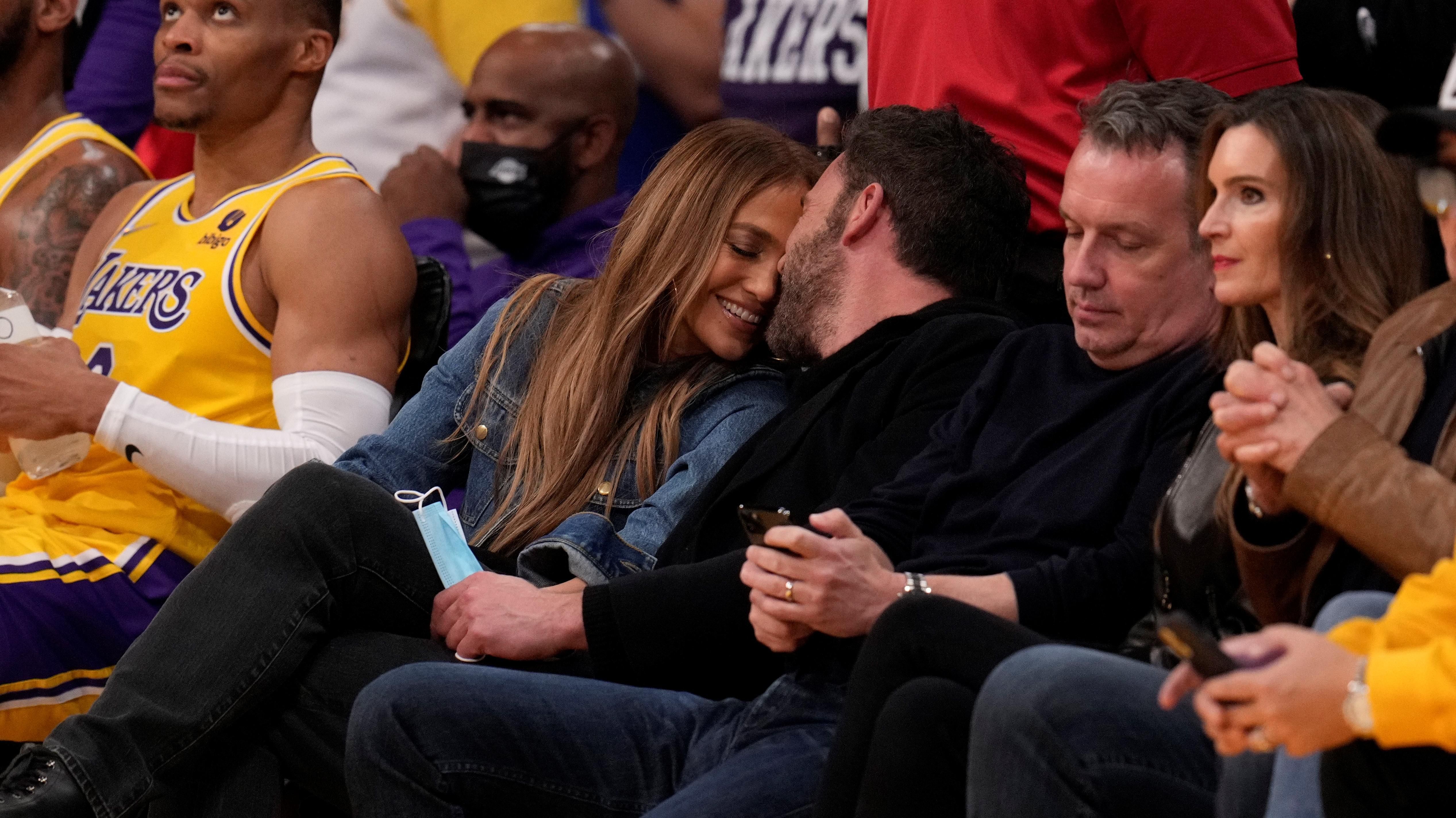 У трендовому образі: Дженніфер Лопес з'явилась на публіці з Беном Аффлеком - Новини шоу-бізнесу - Showbiz У трендовому образі: Дженніфер Лопес з'явилась на публіці з Беном Аффлеком - Новини шоу-бізнесу - Showbiz