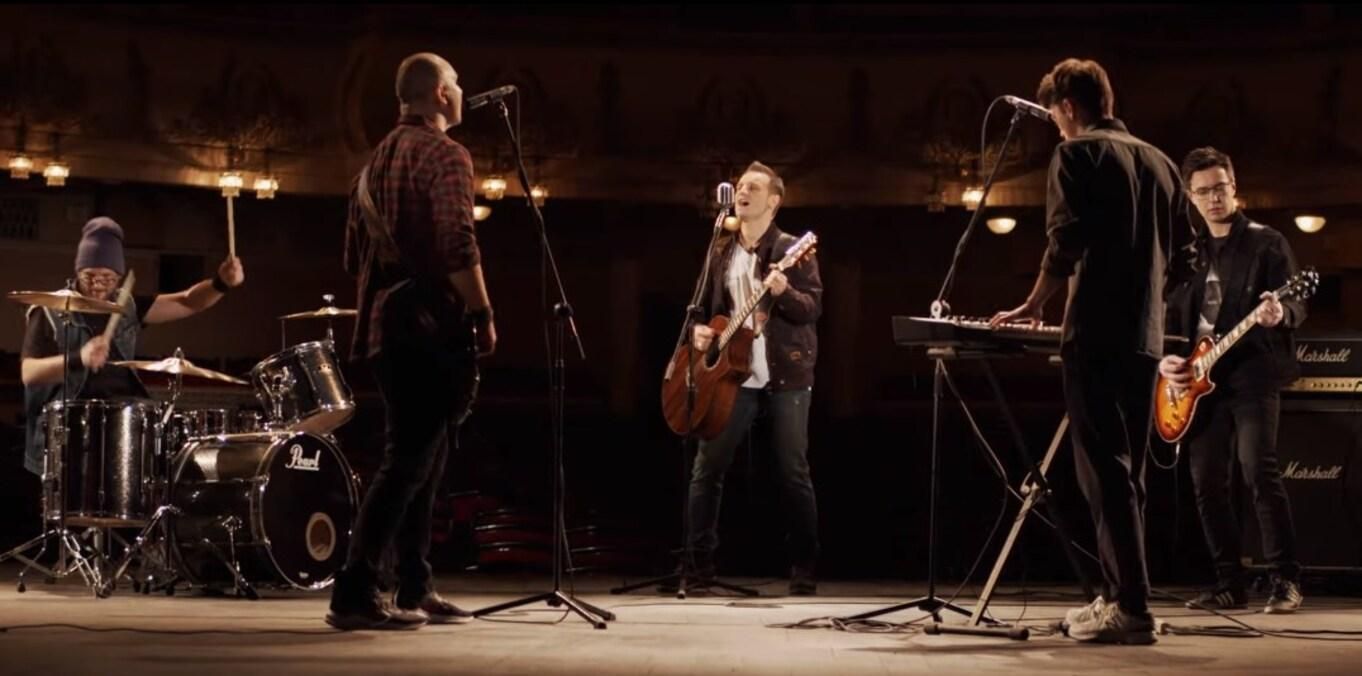 Магія свят: гурт "Холодне сонце" змінив стиль і захопив прем'єрою "Коли вдома усі на Різдво" - Новини шоу-бізнесу - Showbiz Магія свят: гурт "Холодне сонце" змінив стиль і захопив прем'єрою "Коли вдома усі на Різдво" - Новини шоу-бізнесу - Showbiz