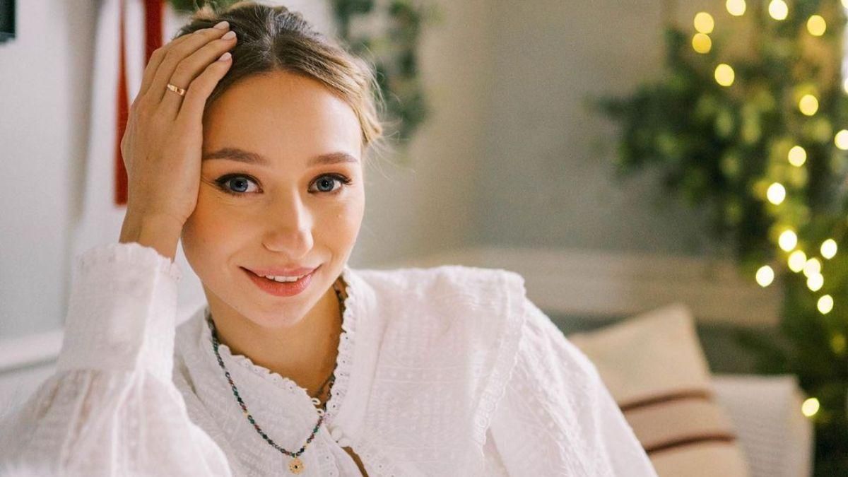 Дружина Віктора Павліка позувала в новорічній фотосесії: фото ніжного образу - Showbiz Дружина Віктора Павліка позувала в новорічній фотосесії: фото ніжного образу - Showbiz