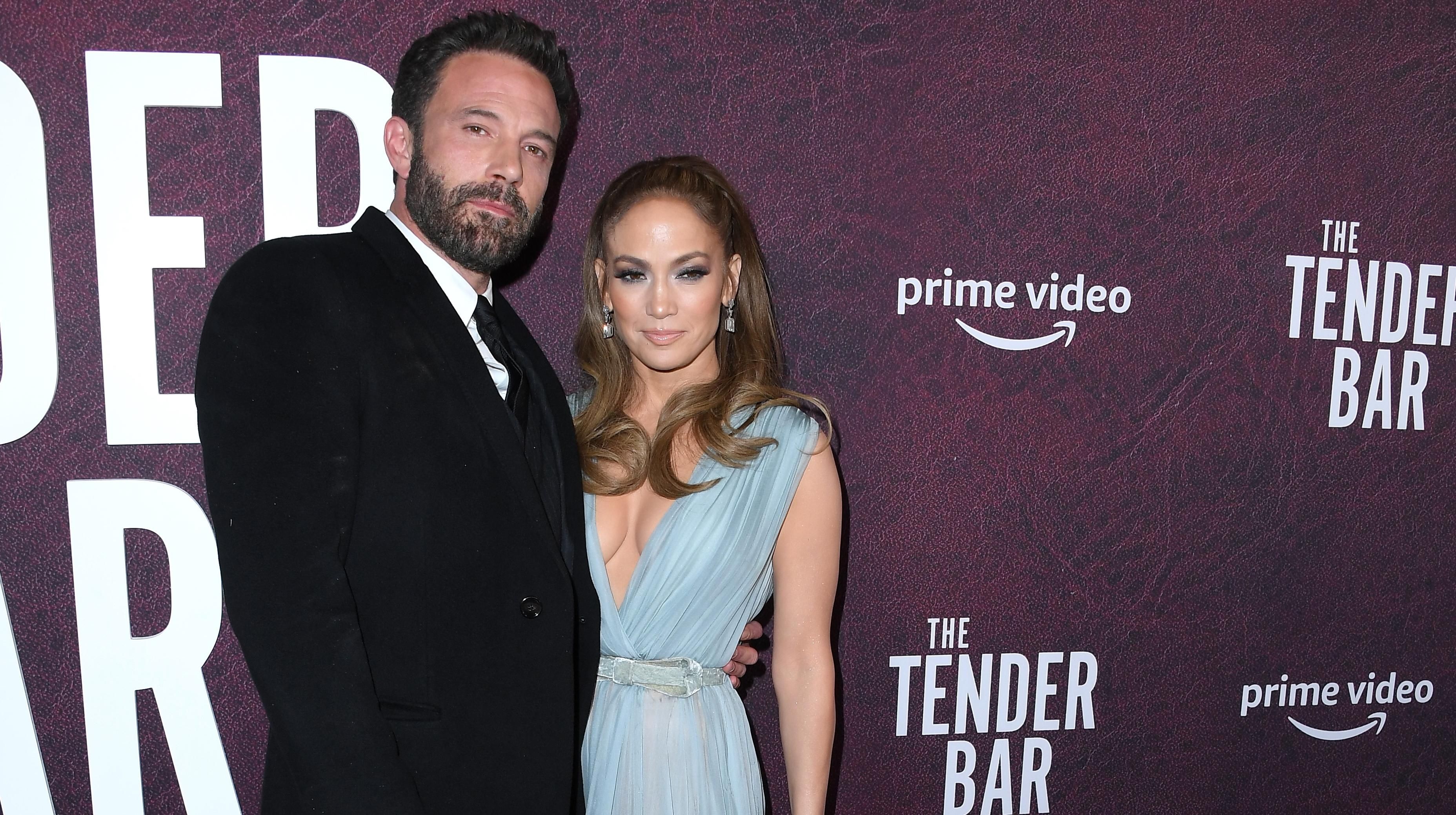 В голубом платье: Дженнифер Лопес поддержала Бена Аффлека на премьере фильма В голубом платье: Дженнифер Лопес поддержала Бена Аффлека на премьере фильма