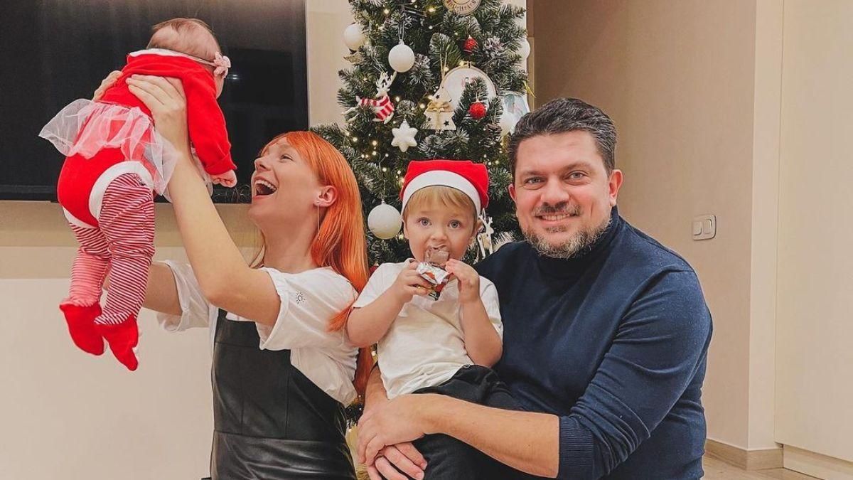 Светлана Тарабарова с мужем и детьми украсила елку: атмосферное видео