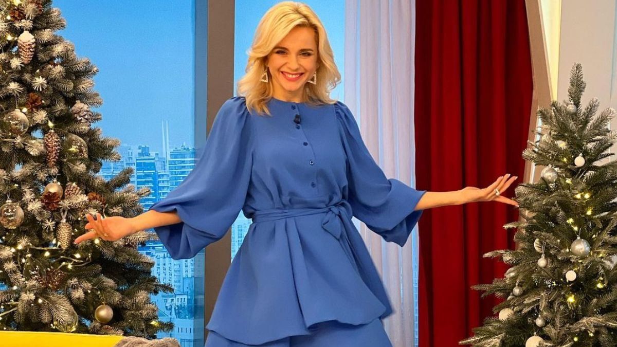 У синій сукні: Лілія Ребрик показала стильний образ біля ялинок - Showbiz