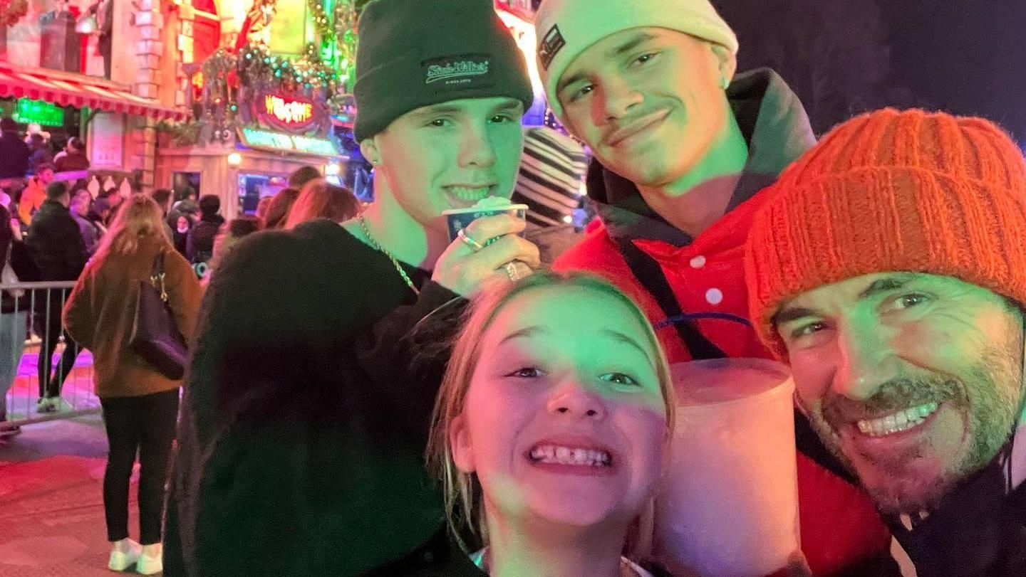 Чоловік Вікторії Бекхем сходив на різдвяний ярмарок разом з дітьми: яскраві кадри з Лондона - Новини шоу-бізнесу - Showbiz Чоловік Вікторії Бекхем сходив на різдвяний ярмарок разом з дітьми: яскраві кадри з Лондона - Новини шоу-бізнесу - Showbiz