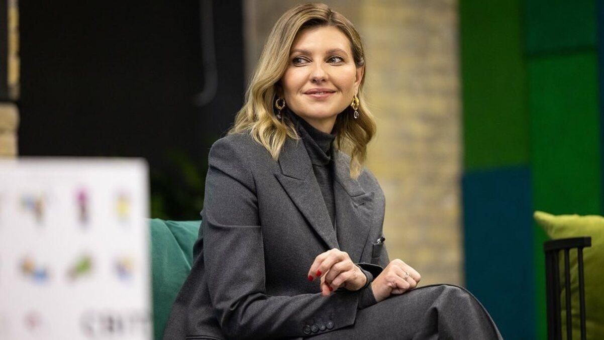 Елена Зеленская посетила презентацию книги в сером наряде: фото элегантного образа Елена Зеленская посетила презентацию книги в сером наряде: фото элегантного образа