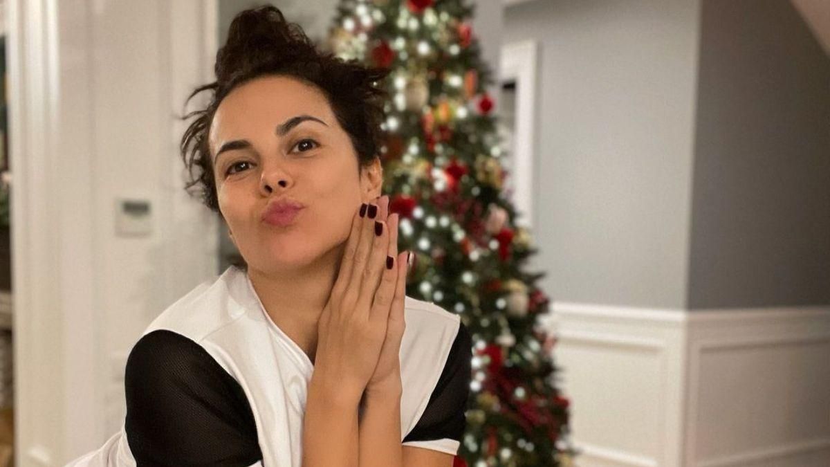 У домашньому одязі та без косметики: Настя Каменських сфотографувалася вдома на тлі ялинки - Showbiz У домашньому одязі та без косметики: Настя Каменських сфотографувалася вдома на тлі ялинки - Showbiz