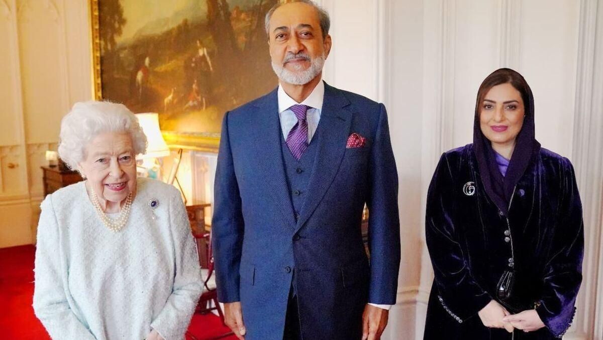 Елизавета II надела белое платье на деловую встречу: новые фото королевы Елизавета II надела белое платье на деловую встречу: новые фото королевы