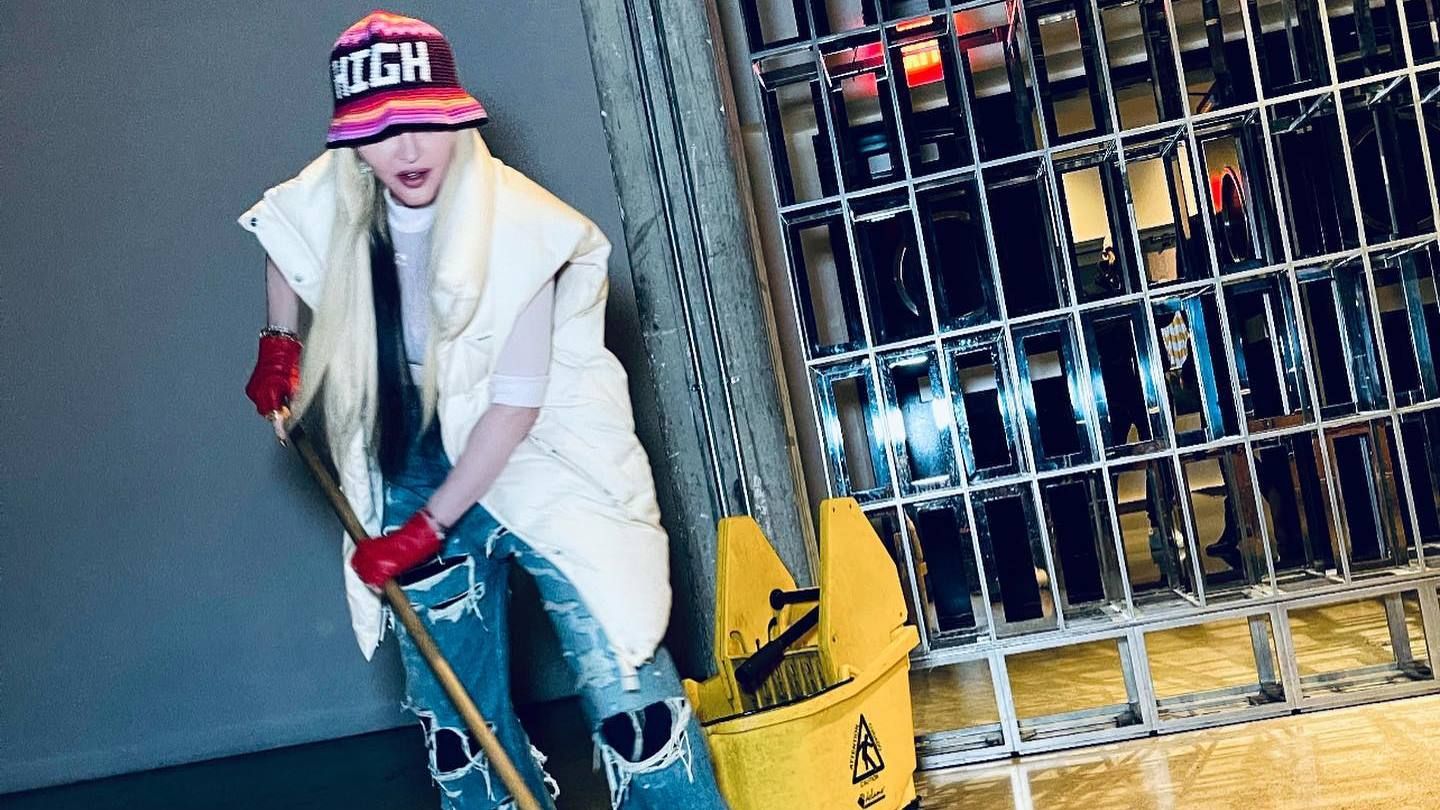 У рваних джинсах і жилетці: Мадонна показала, як мила підлогу в кінотеатрі - Новини шоу-бізнесу - Showbiz