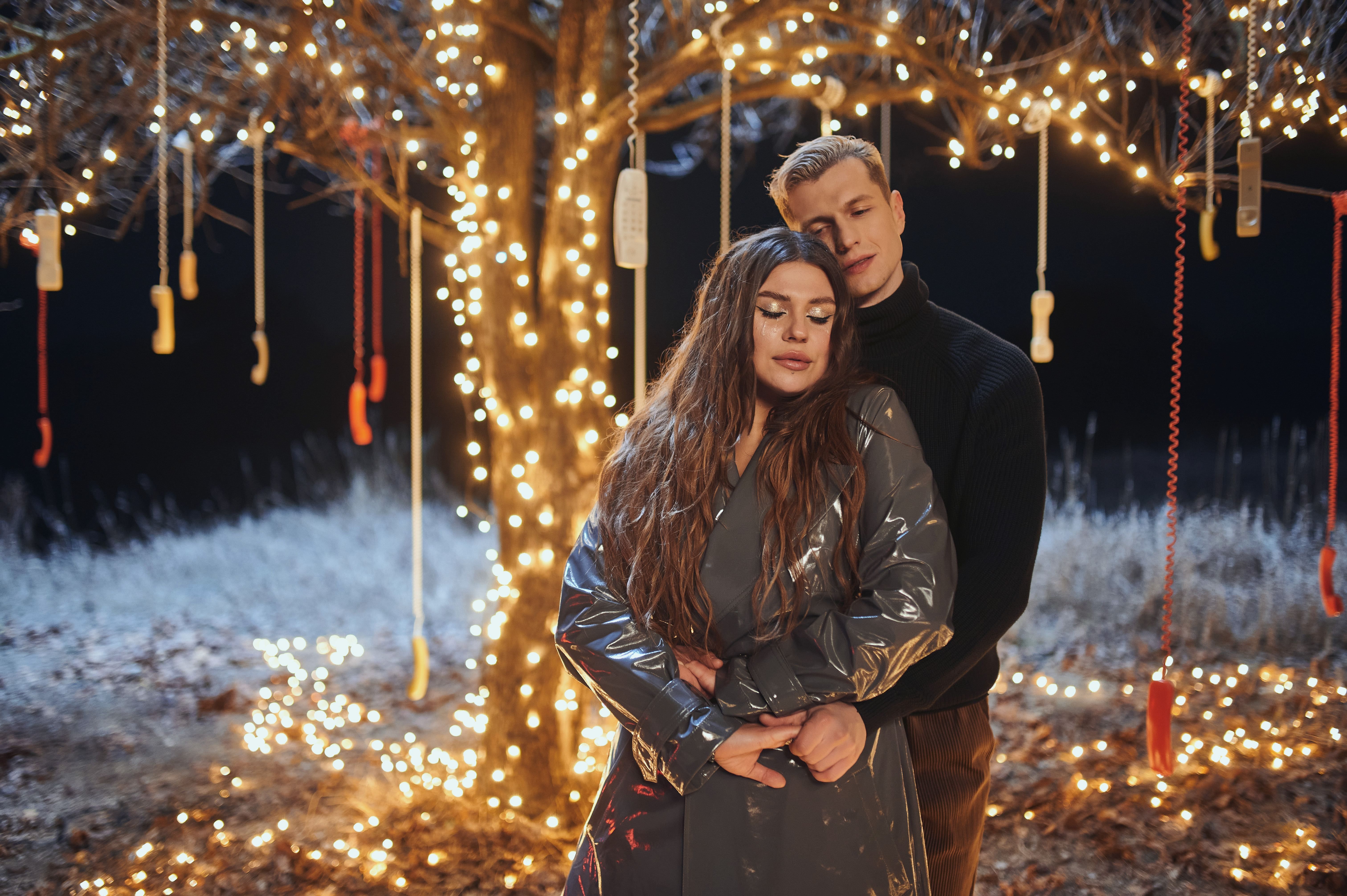 Александра Зарицкая и Юрий Мешков показали чувства в новом клипе KAZKA: драматическое видео Александра Зарицкая и Юрий Мешков показали чувства в новом клипе KAZKA: драматическое видео