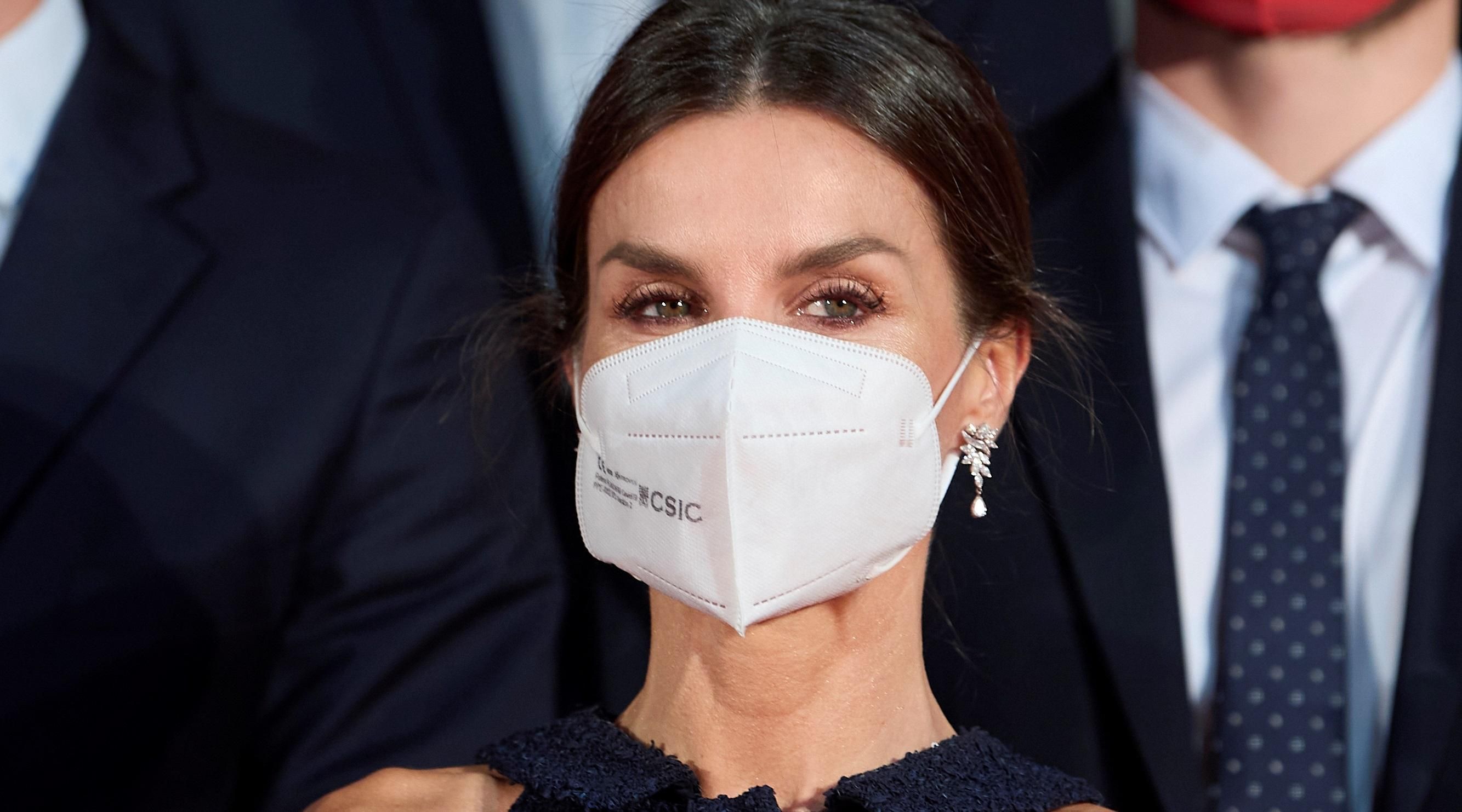 В твидовом костюме: королева Летиция вышла в свет в элегантном образе В твидовом костюме: королева Летиция вышла в свет в элегантном образе