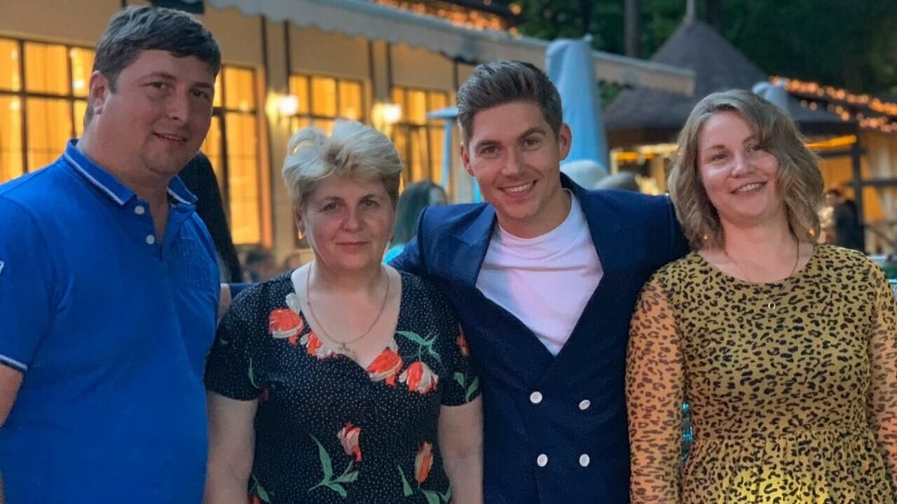 Как две капли воды: Владимир Остапчук очаровал фанатов фотографией с мамой Как две капли воды: Владимир Остапчук очаровал фанатов фотографией с мамой