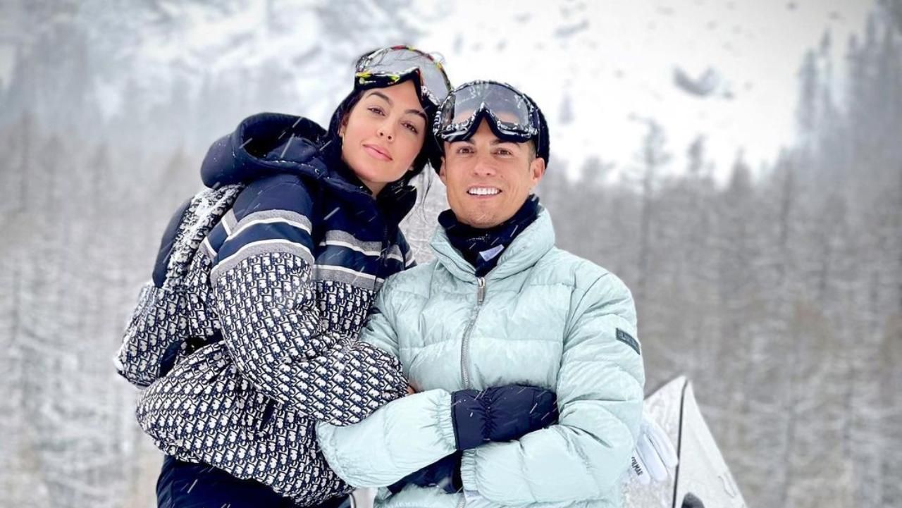 Кріштіану Роналду з коханою дізнались стать майбутньої двійні: радісне відео біля ялинки - Новини шоу-бізнесу - Showbiz Кріштіану Роналду з коханою дізнались стать майбутньої двійні: радісне відео біля ялинки - Новини шоу-бізнесу - Showbiz