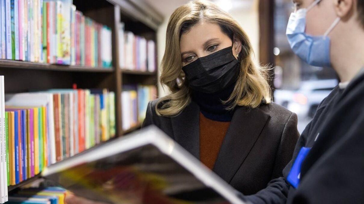 Олена Зеленська побувала у книгарні в елегантному образі: нові фото першої леді - Новини шоу-бізнесу - Showbiz