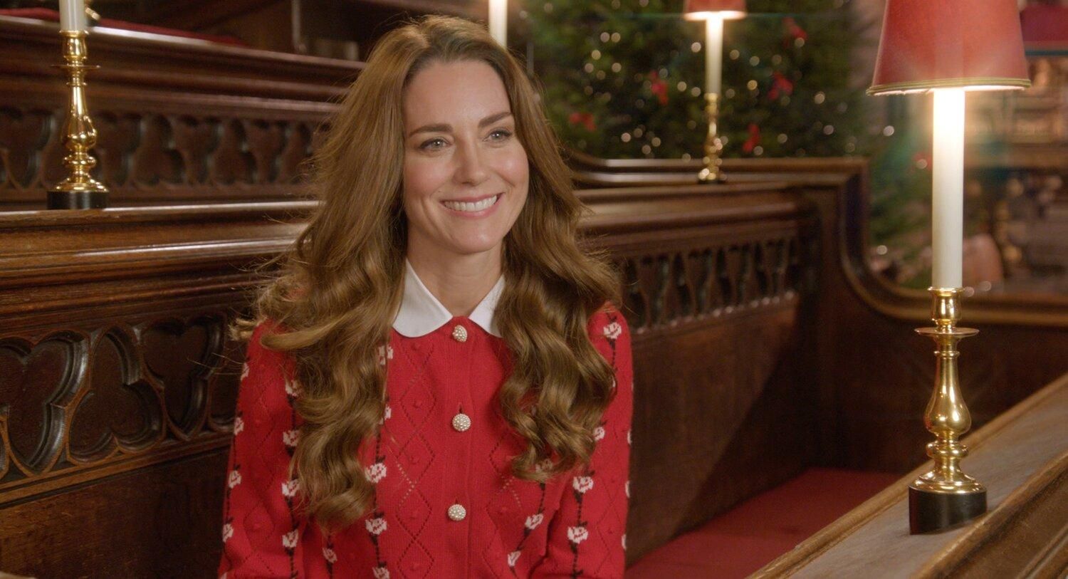 В красном кардигане: Кейт Миддлтон очаровала образом в тизере к рождественскому концерту