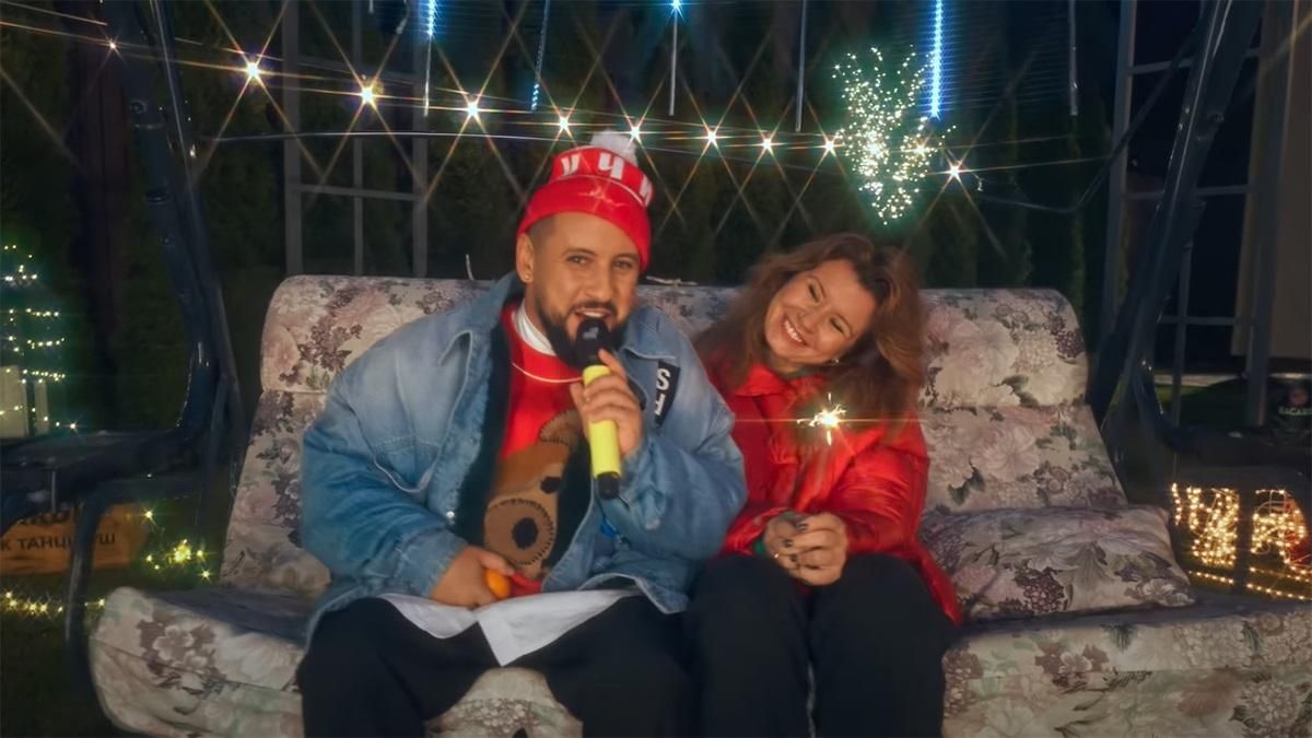 Монатик выпустил новогоднюю версию хита "Зажигай" и впервые снялся в клипе с женой